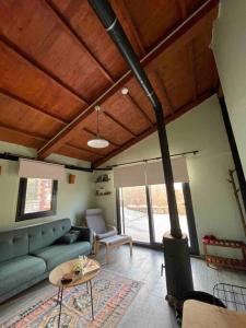 a living room with a couch and a fireplace at Gökler Çiftliğinde Ekolojik Tatil in Foca