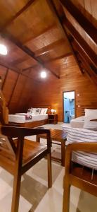 um quarto com duas camas, uma mesa e uma cadeira em The Otunna Guest House Sigiriya em Sigiriya