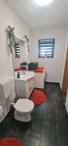 een badkamer met een toilet, een wastafel en een bad bij Olive Holiday House Croatia 
