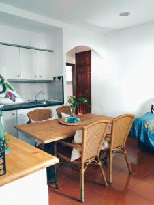 a kitchen and dining room with a table and chairs at Casa del agua in Granada