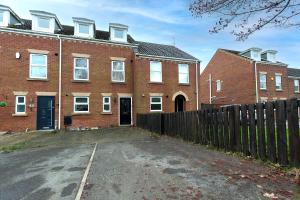 una casa de ladrillo con una valla delante de ella en Ushaw House en Durham