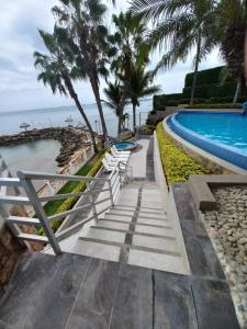 Piscina de la sau aproape de Apartamento de Lujo con playa privada Condominio Torre Marina
