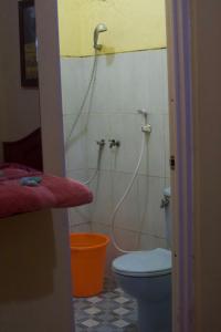塔王曼谷的住宿－Mutiara sari，一间带卫生间和淋浴的浴室