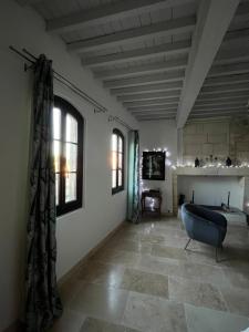 sala de estar con sofá y ventana en La Maison de Pierrette en Les Baux-de-Provence