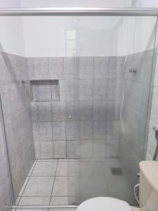 a bathroom with a shower with a toilet at Canastra Hostel e Camping - quartos in Vargem Bonita
