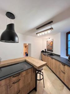 une cuisine avec des comptoirs en bois et une table en bois dans l'établissement La Maison de Pierrette, aux Baux-de-Provence