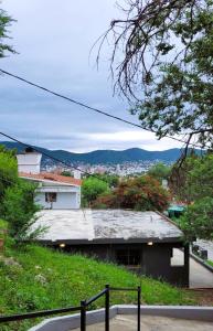 un edificio al lado de una colina en DEPARTAMENTO VILLA CARLOS PAZ a 8 cuadras del centro en Villa Carlos Paz