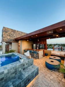 un patio con piscina y un bar en Maré Loft Praia, en Icaraí