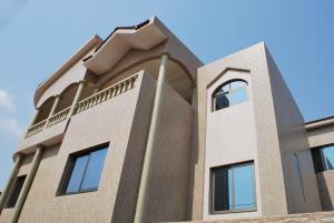 una casa moderna con un cielo blu sullo sfondo di Hotel Residence Flamani a Lomé