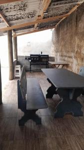 una mesa de ping pong en una sala con parrilla en Cantinho da Milla, en Itu