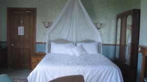 A bed or beds in a room at Earsham Park Farm 