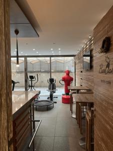 um restaurante com uma pessoa no meio de um quarto em Kevens Single Room with Gym and Bar em Jounieh