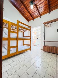 une chambre avec trois lits superposés dans l'établissement Casa nova Itagua , há 3 minutos da Praia Grande, à Ubatuba