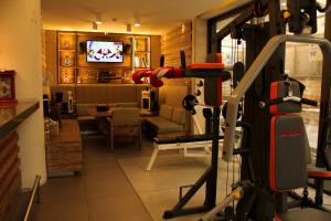 Habitación con gimnasio y sala de estar. en Harbor Haven Suites Single Room with Gym and Bar en Jounieh