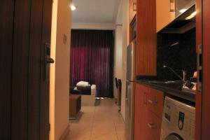 Kitchen o kitchenette sa Harbor Haven Suites Single Room with Gym and Bar