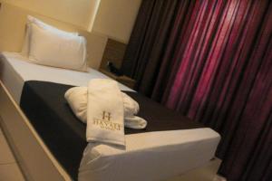 Una habitación de hotel con una cama con toallas. en Harbor Haven Suites Single Room with Gym and Bar en Jounieh