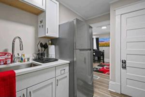 Η κουζίνα ή μικρή κουζίνα στο St Paul Fry Street Den Office Suite