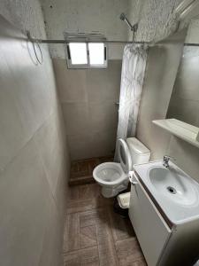 ein kleines Bad mit WC und Waschbecken in der Unterkunft Casita sencilla en la Aguada in La Aguada