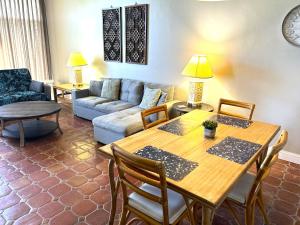 ein Wohnzimmer mit einem Tisch und einem Sofa in der Unterkunft Beach Villa 215 in Humacao