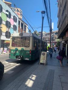 El barrio en el que está la casa de huéspedes o un barrio cercano