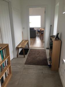 ein Wohnzimmer mit Tisch und Couch in der Unterkunft Curlew Cottage in Beltra