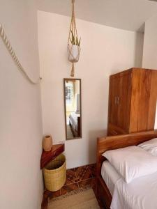 Schlafzimmer mit einem Bett und einem Spiegel in der Unterkunft El Encanto de Mimi in Puerto Ayora