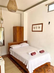 sypialnia z 2 łóżkami w pokoju w obiekcie El Encanto de Mimi w mieście Puerto Ayora