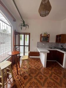 a kitchen with a table and chairs and a counter at El Encanto de Mimi in Puerto Ayora