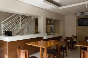ein Restaurant mit Tischen und Stühlen und eine Treppe in der Unterkunft PEDREIRA FLAT HOTEL in Pedreira