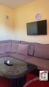 Μια τηλεόραση ή/και κέντρο ψυχαγωγίας στο Apartman RED u Vrnjačkoj Banji