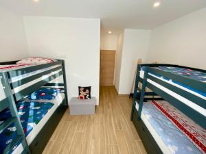 מיטה או מיטות קומותיים בחדר ב-Visoravan 1200