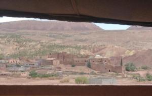 uma vista para uma aldeia deserta a partir de uma janela em Hôtel Kasbah Telouet em Telouet