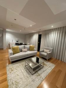 uma sala de estar com um sofá e uma mesa em Leonor Seaview Apartment em Funchal