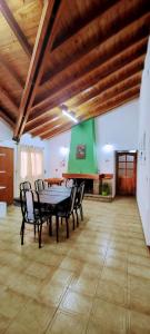 a dining room with a table and chairs and a green wall at La Cabaña en Lujan de Cuyo! in Ciudad Lujan de Cuyo