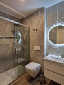 y baño con ducha, aseo y lavamanos. en Sintra Viscount Apartment - Private Terrace, en Sintra