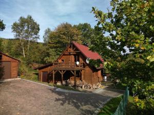 a barn with a group of birds in front of it at Ranczo Targoszów in Targoszów