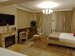TV a/nebo společenská místnost v ubytování Vip Lepanto Castle Suites