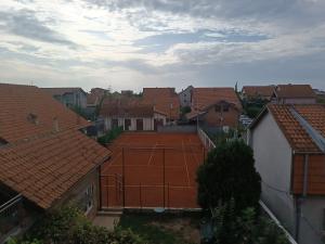 an overhead view of a tennis court in a city at Apartman Jela in Borča