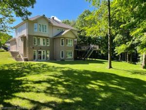 una casa grande con un gran patio con árboles en Oakridge, en North Bay