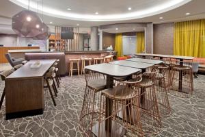 restauracja ze stołami i krzesłami oraz bar w obiekcie Springhill Suites by Marriott Wichita East At Plazzio w mieście Wichita