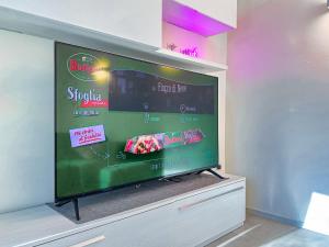 uma televisão de ecrã plano em cima de uma cómoda em Loft32 em Pescara