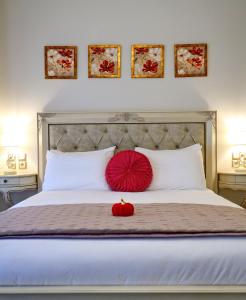 A bed or beds in a room at Vip Lepanto Castle Suites