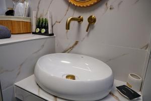 A bathroom at Vip Lepanto Castle Suites