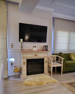 A television and/or entertainment centre at Vip Lepanto Castle Suites