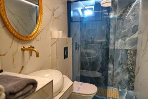 A bathroom at Vip Lepanto Castle Suites