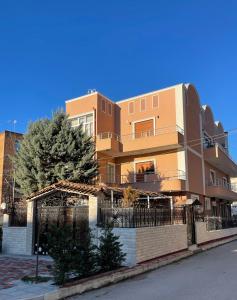 een gebouw aan de straatkant bij Vila Mete Apartment's in Korçë