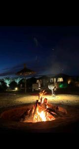 eine Feuerstelle mitten auf einem Feld in der Nacht in der Unterkunft كعب غزال in Merzouga