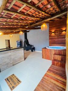 une grande chambre avec une piscine au milieu de celle-ci dans l'établissement Casa nova Itagua , há 3 minutos da Praia Grande, à Ubatuba
