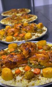 un grupo de platos de comida con pollo y verduras en Rum Bedouin House en Disah