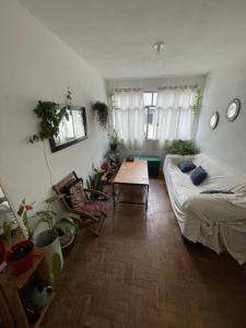 リオデジャネイロにあるLa joya de laranjeiraのリビングルーム(ベッド1台、植物テーブル付)